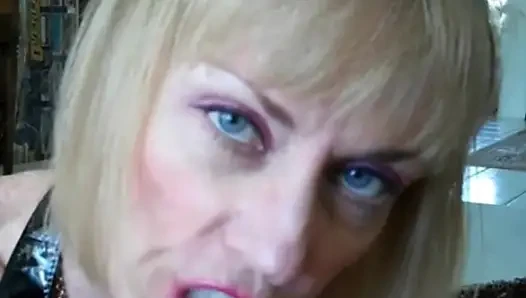 Melanie kocasına oyununu izletiyor