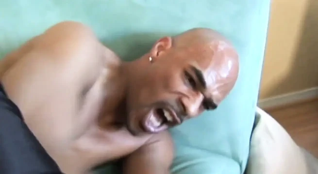 Üvey anneler daha büyük sahne 4_big götlü büyük memeli siyah orta yaşlı seksi kadın sert sikişin tadını çıkarıyor