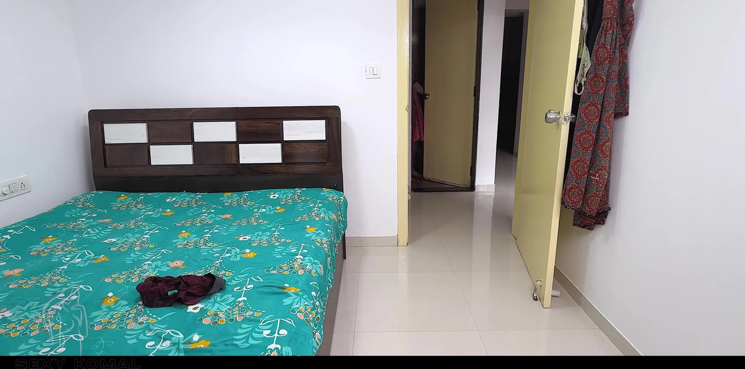 Komal’s house guest had come, he was bathing and wearing underwear, so Komal came from behind and Dalwale in the pussy