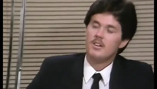 Retro esmer kaltağın amını sikiyor ve sikiyor Sarışın amcığı sikilirken boşalıyor Boşalıyor