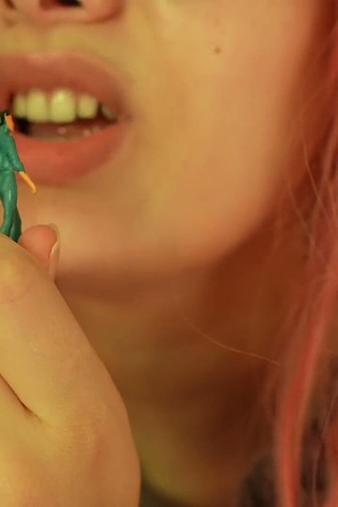 Giantess Chewing Gum