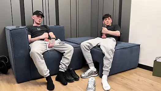 İki adam birlikte mastürbasyon yapıyor