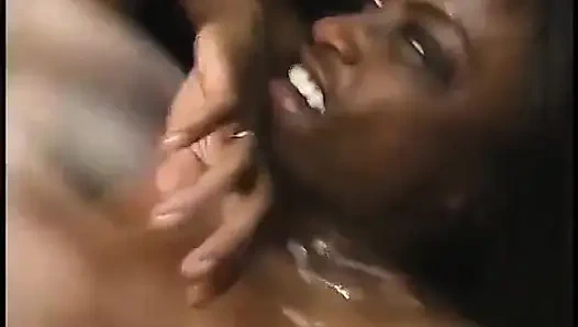 Deneyimli zenci bana nasıl sikişmeyi öğretiyor