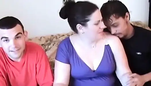 Naudia ve Oca Bret'e üçlü seks yapmayı gösteriyor