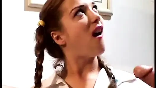Üniversiteli genç kız iki yarağı sıvazladıktan sonra döl yutuyor