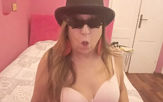 Veronica Rossi official - hayranlarıyla şaka yapıyor