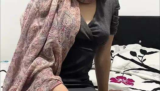 Zarif elbiseli Arap kız, götten sikilmeye hazırlanıyor ve çok azgın