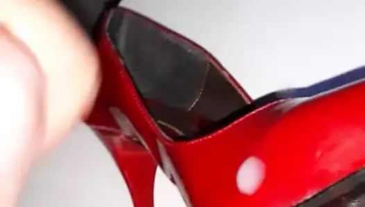 İş arkadaşının kırmızı sivri pompaları yükü alıyor