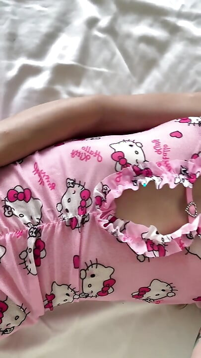 Pembe iç çamaşırlı yavaş hello kitty'nin vücudunu azdırıyor
