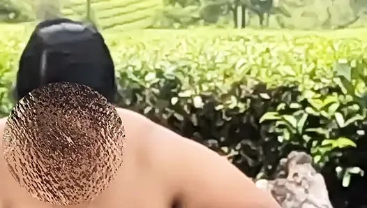 Hintli evli kadın tatilde balkonda çıplak gösterinin tadını çıkarıyor