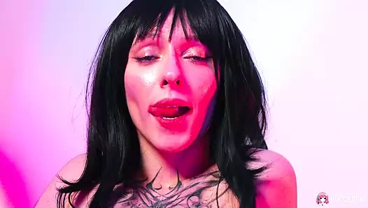 Tatlı uzun saçlı esmer Stella Bliss tutkuyla eğleniyor.