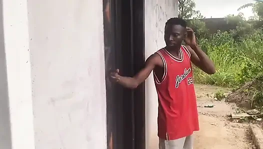 Komşu karımı merdiven kasasının altında siktim