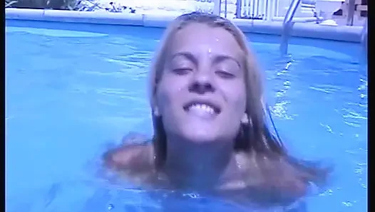 Oh üvey annem ve üvey kızım tarafından birbiri ardına sikiliyorum