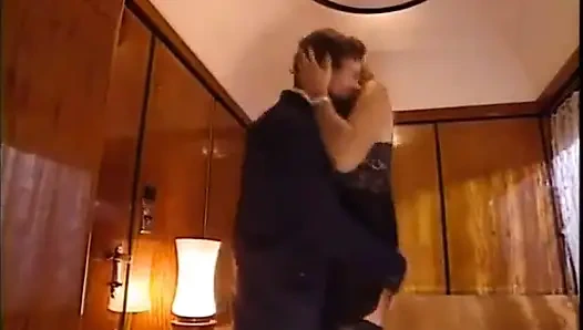 Muhteşem kızıl saçlı götten sikişten sonra yüzüne boşalıyor.