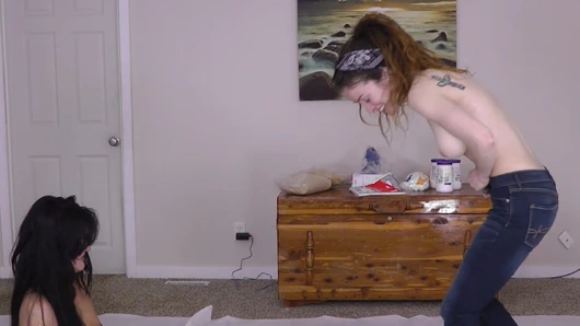 Stefanie ve SarahBeth şişe çevirme oynuyor, elektronik tarz