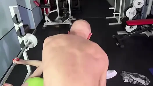 Esnek Kızıl Saçlı Sporcu, Spor Salonunda Bir Kremalı Ile Oral Seks Yaptı