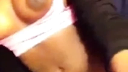 Sıcak kız yalnız oynuyor