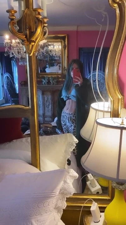 Bella Thorne восхищается ее прессом в зеркале