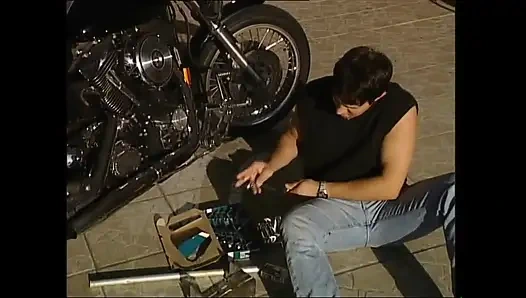 Sarışın azgın sert büyük yarakla tamirci tarafından sert sikiliyor