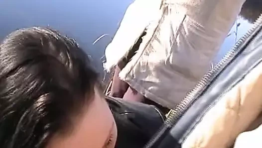 İki Alman sürtük üçlü grup sekste büyük yarağı paylaşıyor