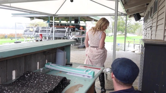 Köylü kaltak! Göl büfesinde geleneksel kostümli fahişe! Hancı kapalıysa, kendime dokunuyorum!