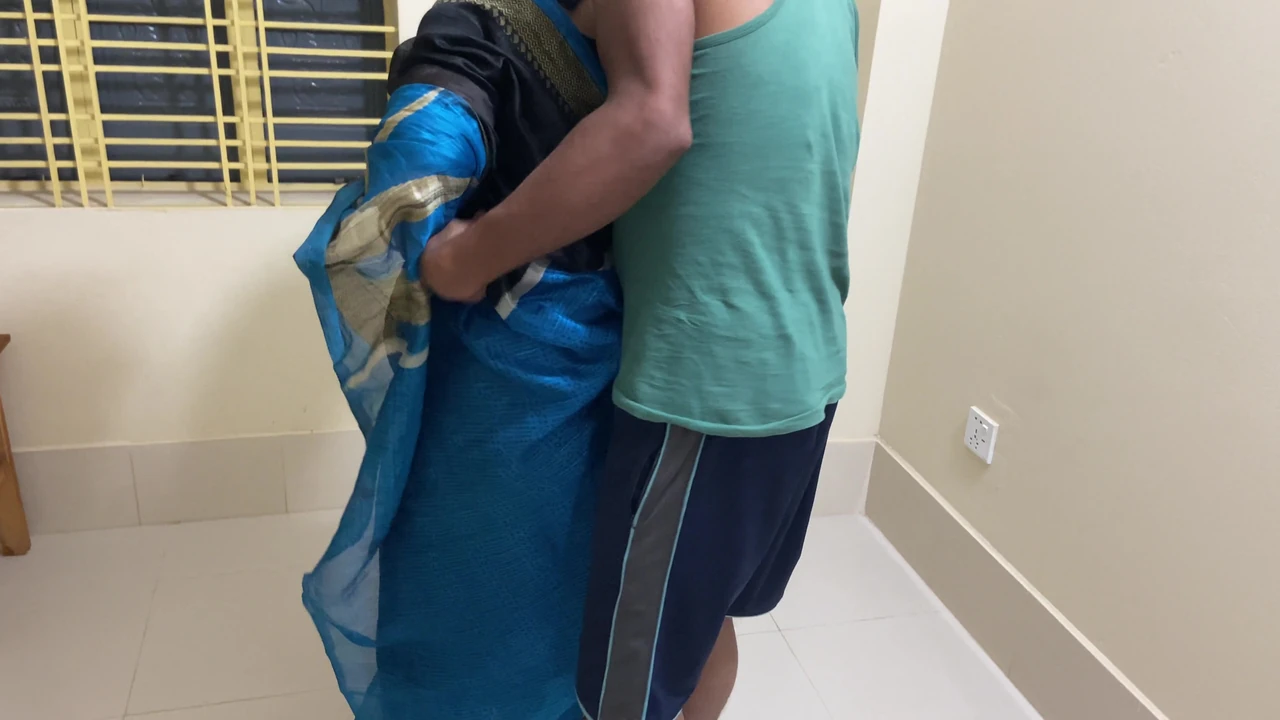 मैंने अपनी आंटी को बाथरूम में अकेले पेशाब करते हुए पाया, इसलिए मैंने उसे पकड़ लिया और उसे चोदना शुरू कर दिया