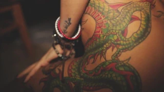 iddialı çıplak dövme kız