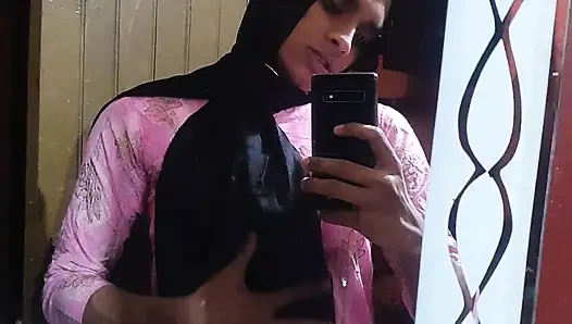 Kadın kılıklı kadın anal parmaklıyor