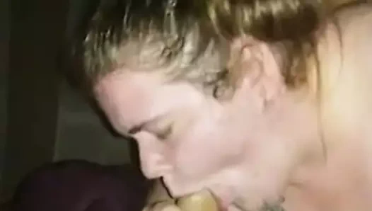 Evli kadın sakso çekiyor