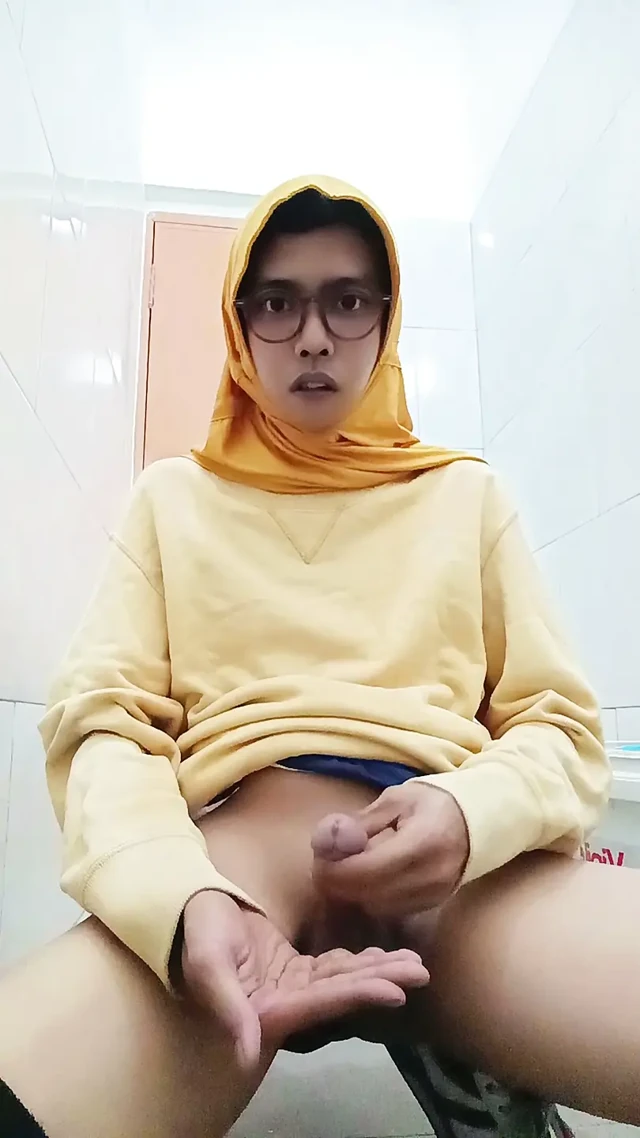 Ofis tuvaletinde halka açık mastürbasyon yapan Hijab Asyalı Femboy