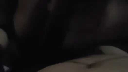 Televizyon izlemeye geldim ve sonunda yarak emiyor
