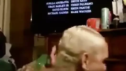 sarışın kısa saçlı kafa canavar