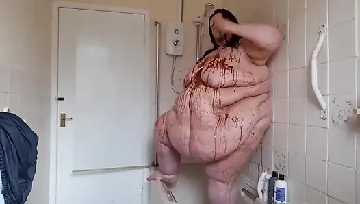 İri güzel kadın duşta çikolata sosuyla kaplı