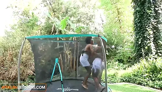 Черные заяцки с большими сиськами трется и жестко кончают вместе