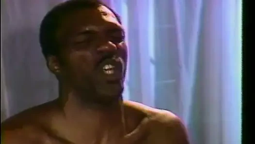 Siyah adam sikikleri beyaz kadın sert ve derin