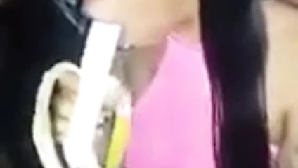 Kızlar muzları cinsel yolla yerler.mp4