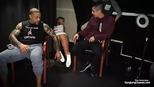 Sarışın milf alır yükler arasında boşalmak içinde bu pis toplu tecavüz