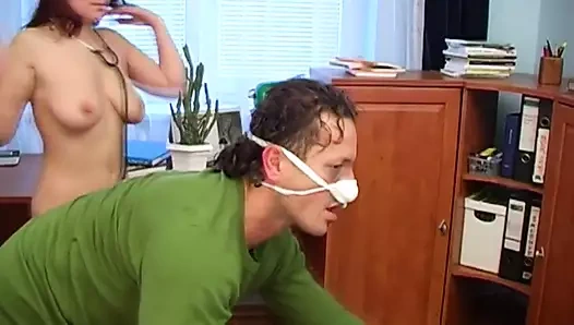 Esmer Alman hemşire tıraşlı amını sert siktiriyor