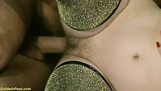 Orta yaşlı seksi kadın büyük yarakla parçalıyor