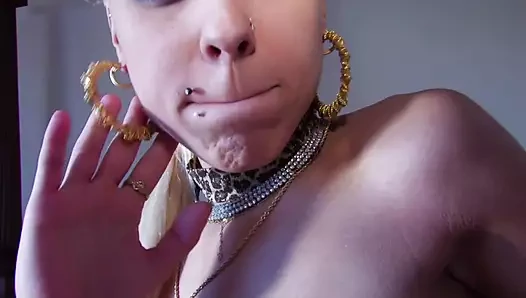 genç sarışın fahişe özensiz kafa verir ve anal vurma sahiptir