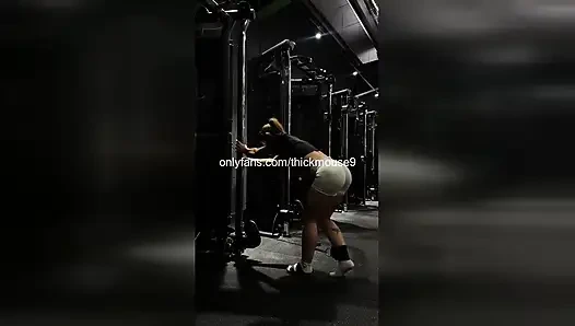 Minúscula virgem de 18 anos fodida em deslizamento de deadlift cru