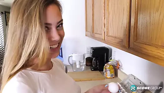 Üniversite öğrencisi Avery kılsızını yayarken gülümsüyor