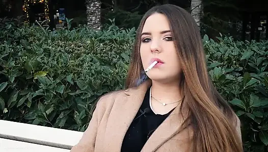 Rus kız öğle tatilini arka arkaya 3 kez sigara içerek geçiriyor