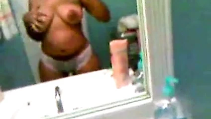 Siyah kız cep telefonu ve ayna videosu