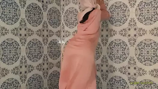 Faslı genç kız ailesi dışarı çıktığında bir evde inşaatla seks yapıyor