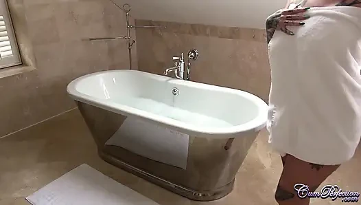 Banyo zamanı yüze boşalma