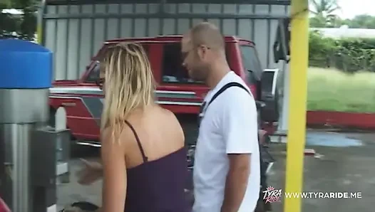 Çıplak plaj filmi çekimi sırasında arabada sarışın mürettebatla çekim