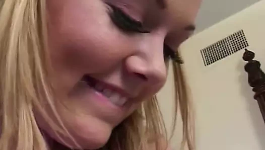 Üstsüz orta yaşlı seksi kadın yatak odasında azdırıyor: Bu samimi pozda ıslanıp çıldırmamı izle