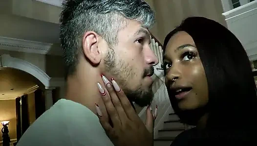 Zenci hatun sikişmeyi seviyor