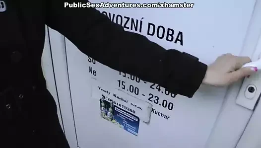 Esmer tayt içinde iki musluklar twhorugh delikler ile çarptım